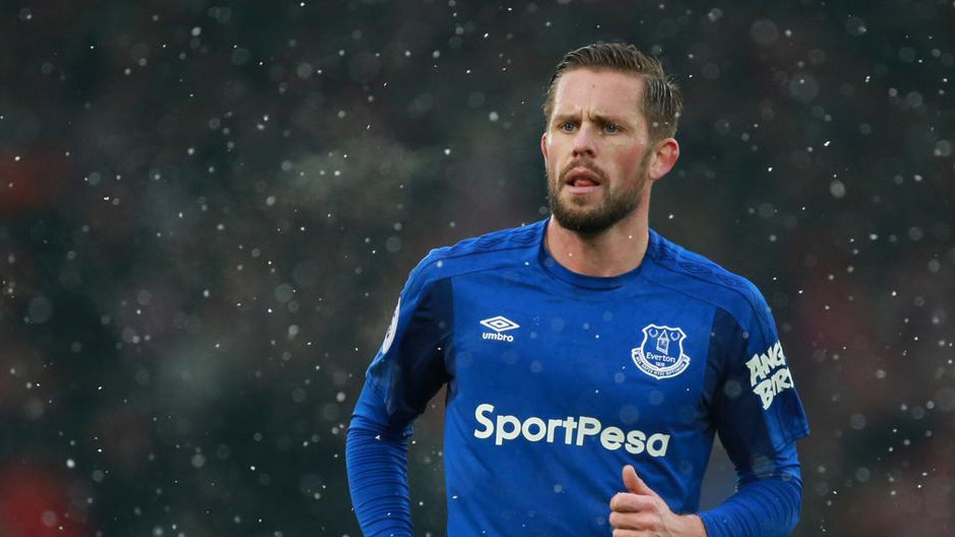 校园足球指导教师专业性参差不齐，校园足球师资力量薄弱